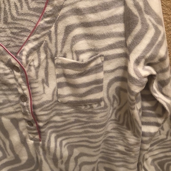 NWOT Jaclyn Smith Sleep Shirt. Gray/Off White. Pink piping detail.  Large. Soft - Picture 10 of 14